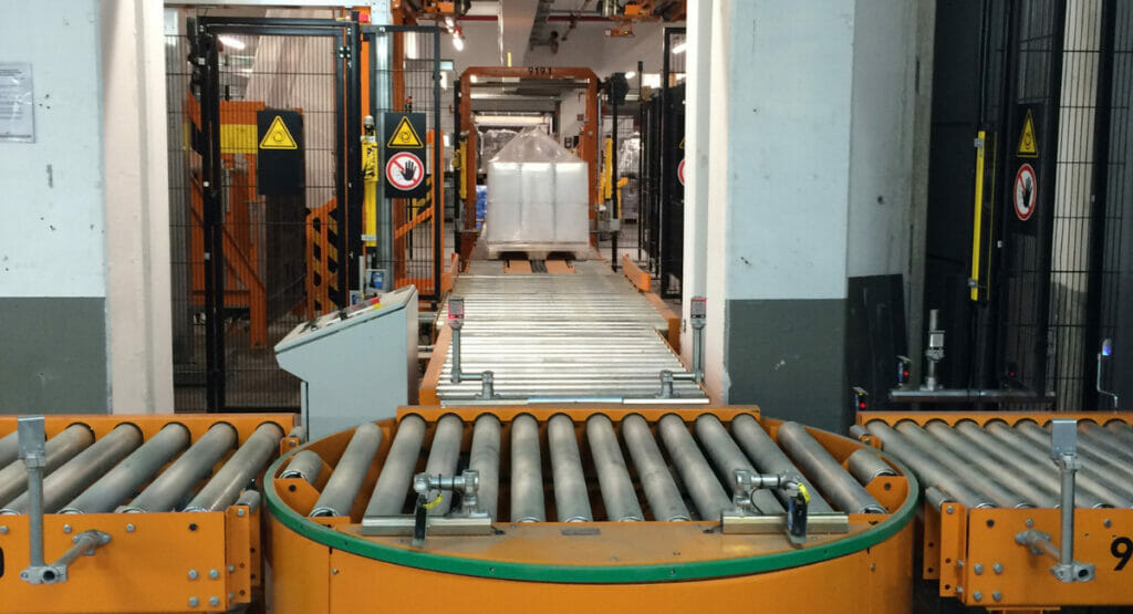 Mehrformatiger Haubenstretcher mit angebundenem Palettenlogistiksystem in Aktion im Bottroper Werk.