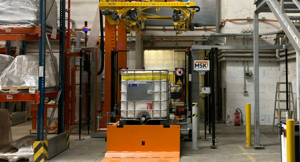 The MSK Wraptech bonnet stretcher is tailor-made for the building materials and chemical industry (here in use at the Esslingen plant).