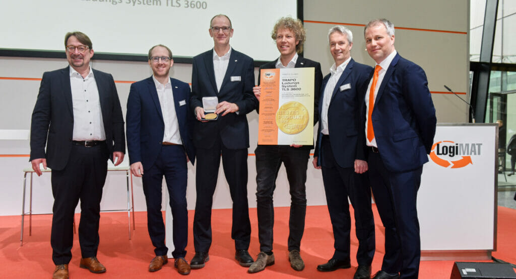 Das Team von Trapo durfte sich auf der LogiMat über die Auszeichnung als "Bestes Produkt" in der Kategorie "Identifikation, Verpackungs- und Verladetechnik, Ladungssicherung" freuen.