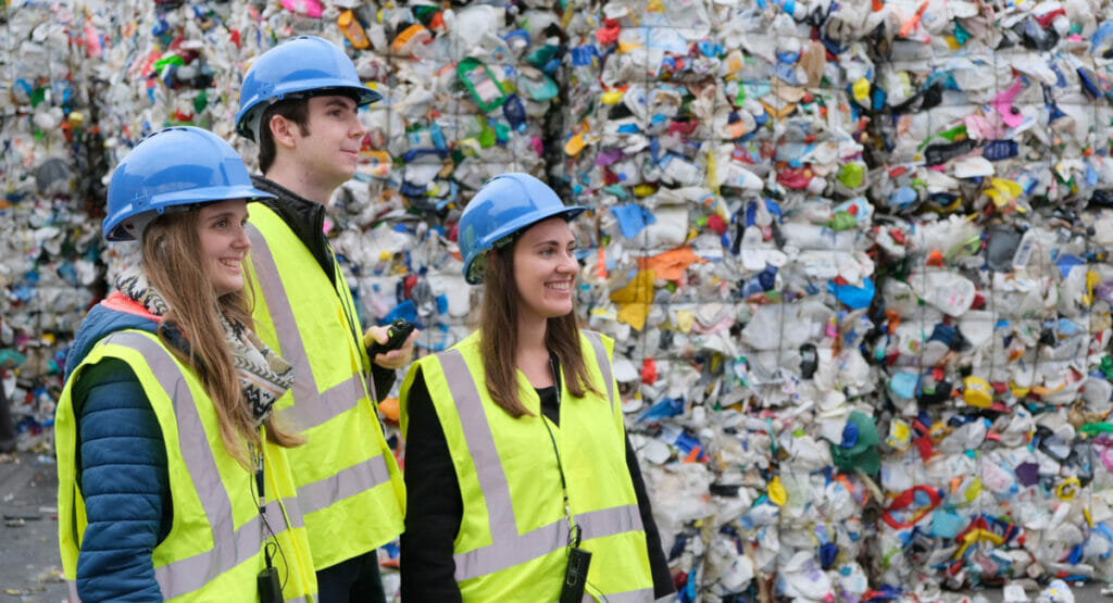 Das Gründerteam von Recyda, Vivian Loftin, Anna Zießow und Christian Knobloch in einer Recyclinganlage.