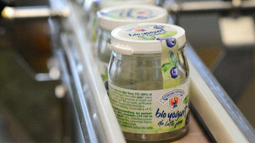Joghurtgläser in Rundläufer von Gernep mit Herma Etikettierer