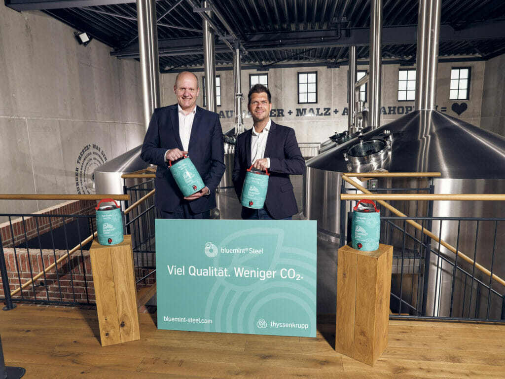 Dr. Peter Biele, CEO der thyssenkrupp Rasselstein GmbH (links) und Jens Geimer, Geschäftsführender Gesellschafter der Westerwald Brauerei (rechts)