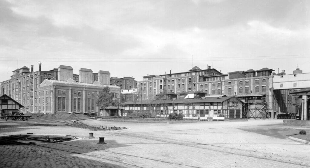 Vor 100 Jahren startete Henkel mit dem Verkauf von Klebstoffprodukten.