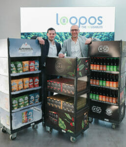 Michael Tercek, Packservice Österreich, und Markus Kibgies, HB RTS Group, zeigen, wie unterschiedlich das Branding auf den Mehrwegdisplays aussehen kann.