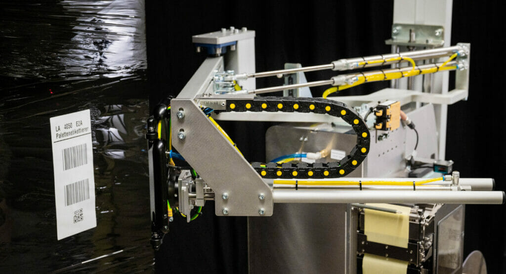 Zur automatica bringt Bluhm Systeme den Palettenetikettierer Legi-Air 4050 E2A mit.