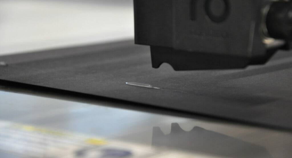 Bead application with visible thread tension