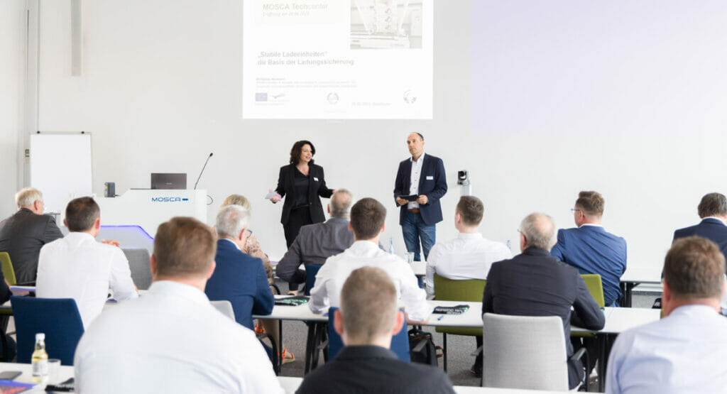 Simone Mosca (CEO) und Alfred Kugler (CEO) eröffnen das neue TechCenter von Mosca in Waldbrunn.