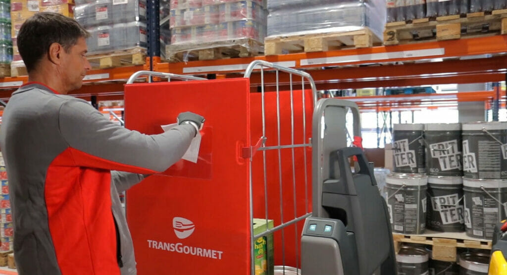 Mit Roll-Safe kommissionieren die Lagermitarbeiter leichter und schneller.