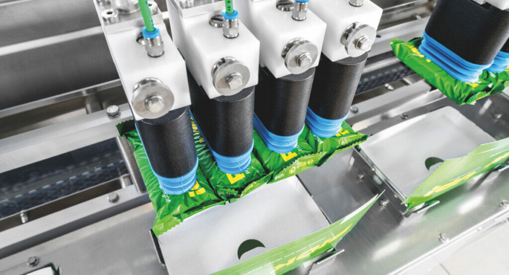 Die Riegelpacker platzieren die Keksriegel äußerst präzise in die Verpackungskartons.