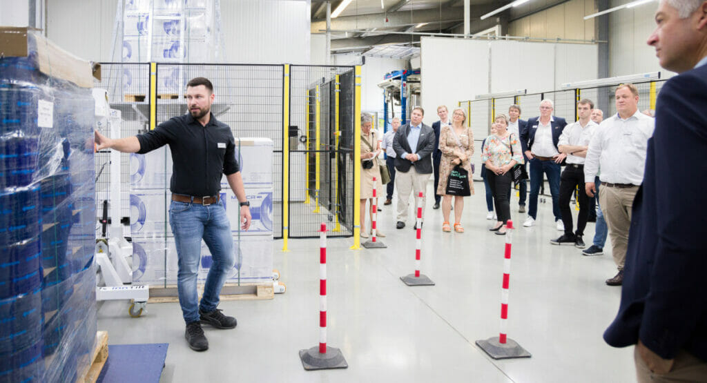 Patrick Straube (Teamleiter Technikum) erläutert die Testmöglichkeiten des TechCenters von Mosca.