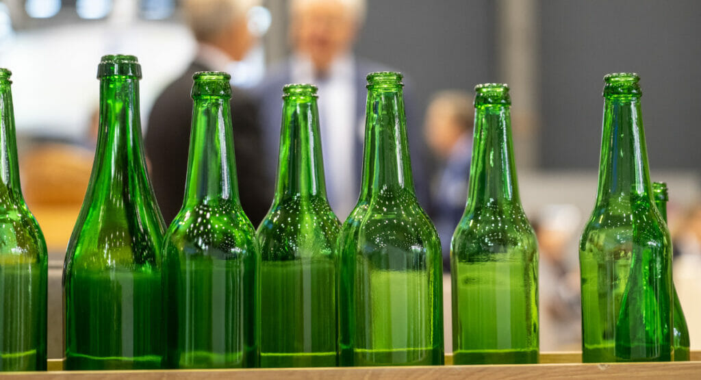 grüne Flaschen vor messehintergrund, Braubeviale und drinktec schließen sich zu Yontex zusammen