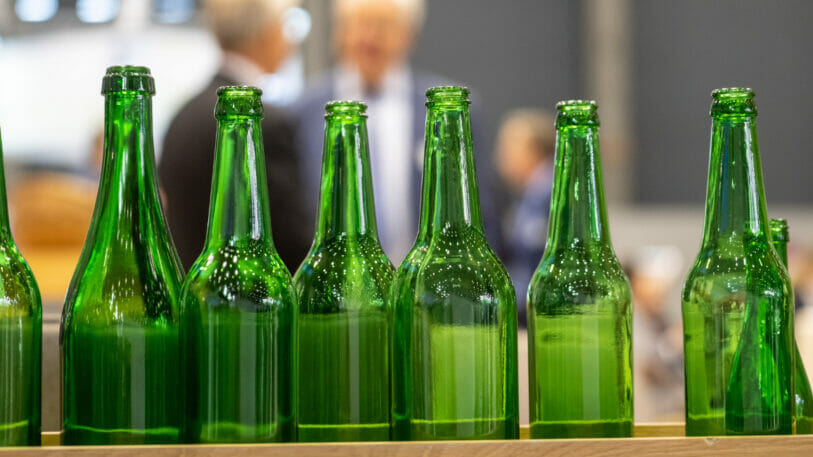 grüne Flaschen vor messehintergrund, Braubeviale und drinktec schließen sich zu Yontex zusammen