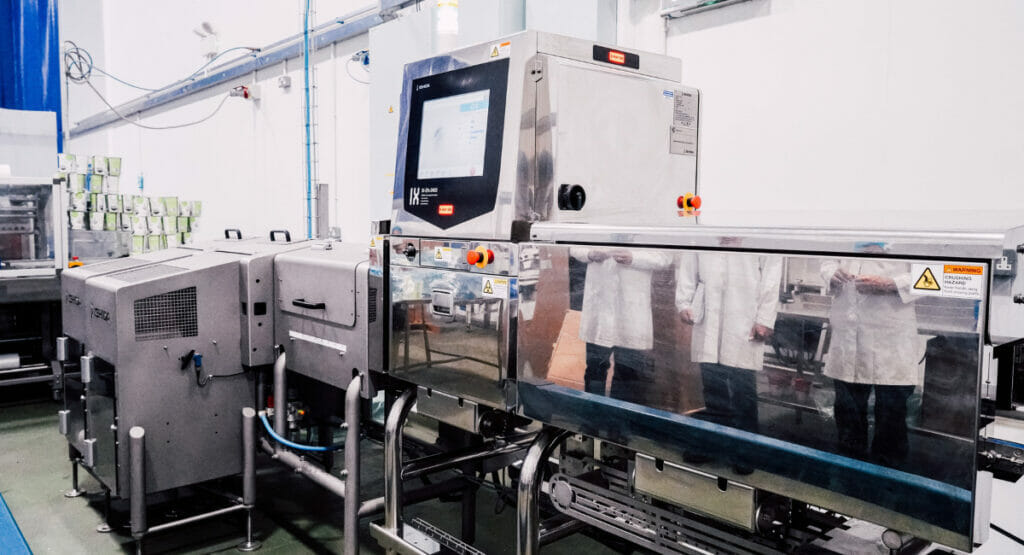 Das Röntgenprüfsystem wurde mit einem Zuführtunnel als Schutzvorrichtung ausgestattet. (© Ishida)