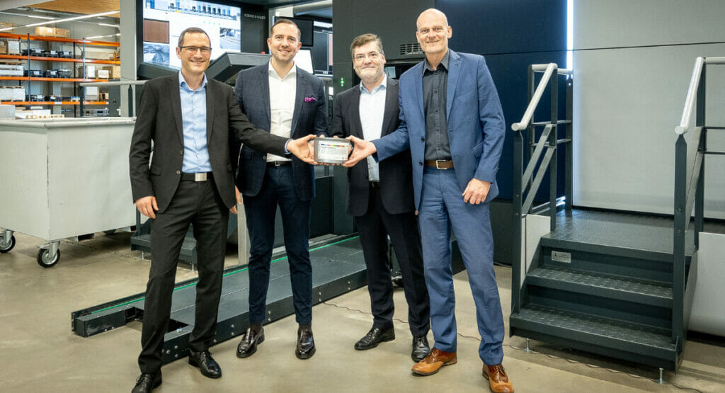 (v.l.n.r.) Michael Scheu, Einkauf Koenig & Bauer, Konstantin Schmidtke, Director Business Development bei hubergroup, Frank Nowak, Bereichsleiter Service, Dirk Winkler, Bereichsleiter Verfahrenstechnik, Produktmanagement und Produktmarketing - beide Koenig & Bauer