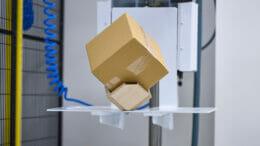 In unterschiedlichen Tests werden die E-Commerce-Verpackungen in den Performance Labs von Mondi geprüft.