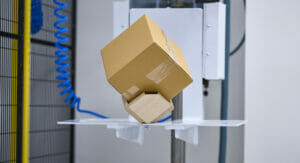 In unterschiedlichen Tests werden die E-Commerce-Verpackungen in den Performance Labs von Mondi geprüft.