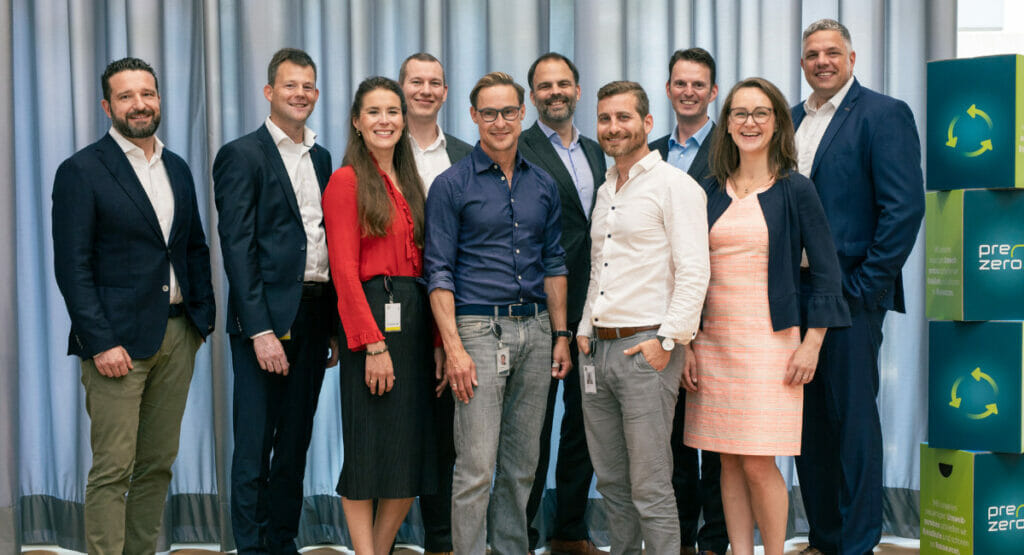 Von links nach rechts: Christian Kampmann, CEO PreZero Recycling & Recovery Netherlands, Rick Winkelman, Business Development Manager Shell, Sophie Gaarenstroom, Commercial lead plastic waste Shell, Gerald Weiss, COO PreZero International, Jens Schwärmer, Schwarz Group (Procurement), Bart Suijkerbuijk, Plastic Circularity Lead Europe Shell, Dr. Shai Mangel, Head of Chemical Recycling PreZero International, Dr. Marco Richrath, Senior Vice President Chemicals + Products Europe Shell, Danielle Ebentreich, General Manager Marketing Europe Shell, Sven Nuener, CSO PreZero International.