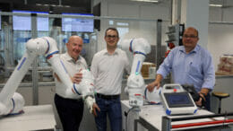 Thorsten Hergenroether (Innovation Engineer SMC Deutschland), Markus Steigerwald (Sales Application Engineer Robotics SMC Deutschland) und Torben Schäfer (Head of Academy EMEA bei YASKAWA Europe)