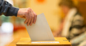 Hand wirft Wahlzettel in Wahlurne; VDMA wählt Vorstand