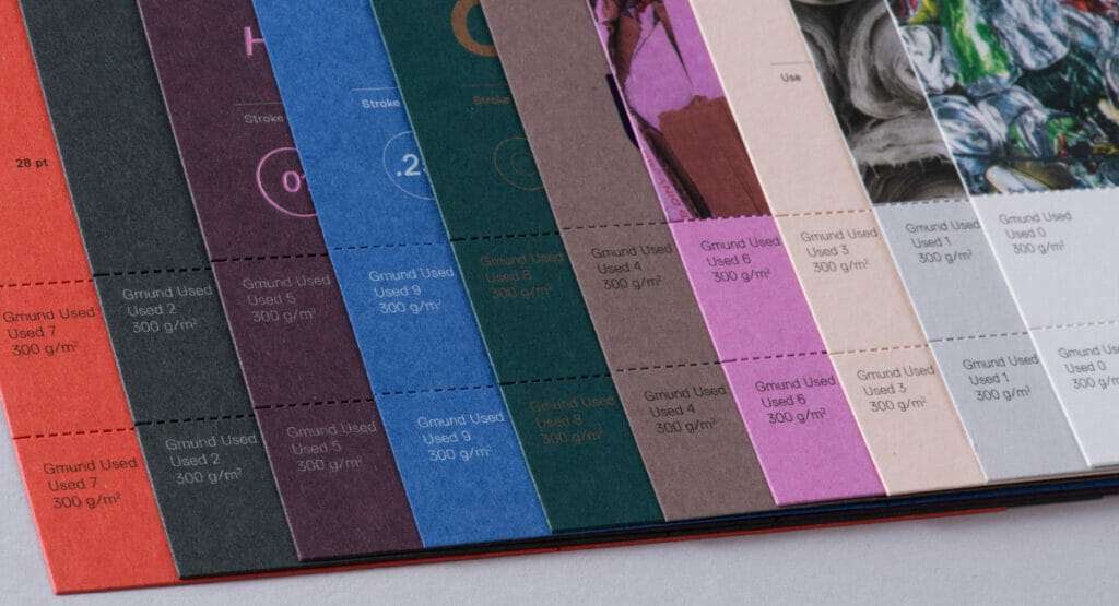 Der Gemund Used Karton von Berberich Papier besteht aus recyceltem Material und zeigt starke Farben