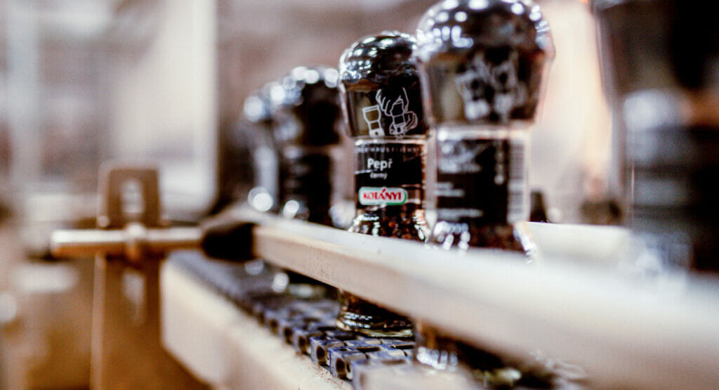 Die Glasbehälter für die weltweit erfolgreiche Gewürzmühle von Kotányi produziert Vetropack.