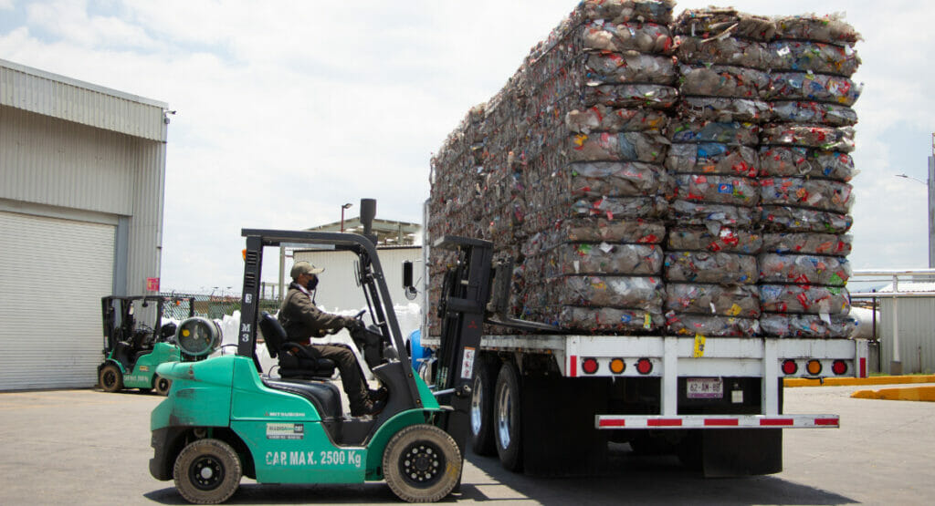 Alpla unterstützt mit der bezahlten Annahme von PET-Flaschen das Recycling in Mexiko.