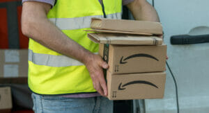 Beim Versand aus deutschen Logistikzentren verzichtet Amazon auf Umverpackungen aus Einwegplastik. (Bild: Shutterstock/Cineberg)