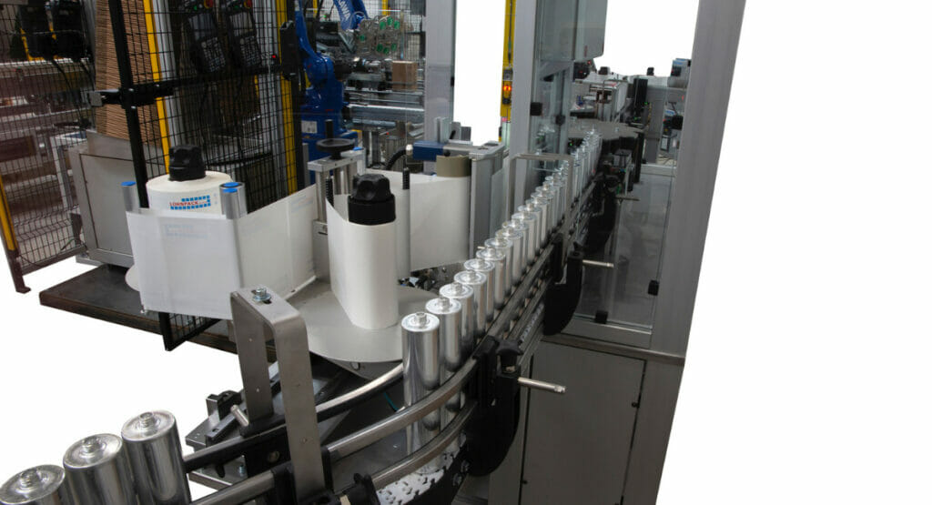 Das Kennzeichnen von Gebinden mit Spezialkleber für den Automotive-Bereich hält zahlreiche Herausforderungen parat (im Bild zylindrische Alukartuschen). (Bilder: HSV Sondermaschinenbau)