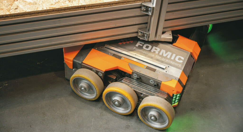 Die Fahrzeuge fahren selbständig unter die Last, heben diese vom Boden an und bewegen diese anschließend hochflexibel.