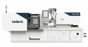 Die Kniehebel-Spritzgießmaschine Tederic NEO E230 wird bei der Herstellung von Visitenkartenboxen gezeigt