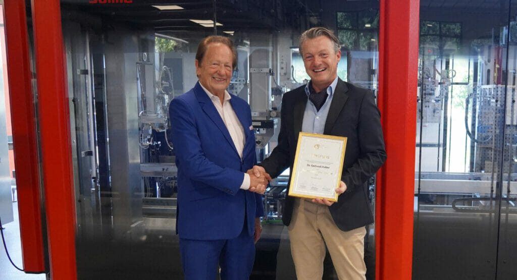 Herrn Hans-Josef Döllgen, Direktor des Bundeswirtschaftssenats, übergab Dr. Gerhard Huber die Urkunde.