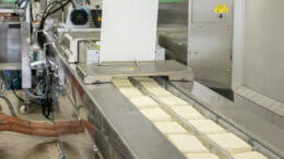 Fünf Verpackungslinien kommen bei der Produktion der Käsespezialitäten im Milchwerk Crailsheim-Dinkelsbühl zum Einsatz.