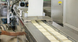 Fünf Verpackungslinien kommen bei der Produktion der Käsespezialitäten im Milchwerk Crailsheim-Dinkelsbühl zum Einsatz.