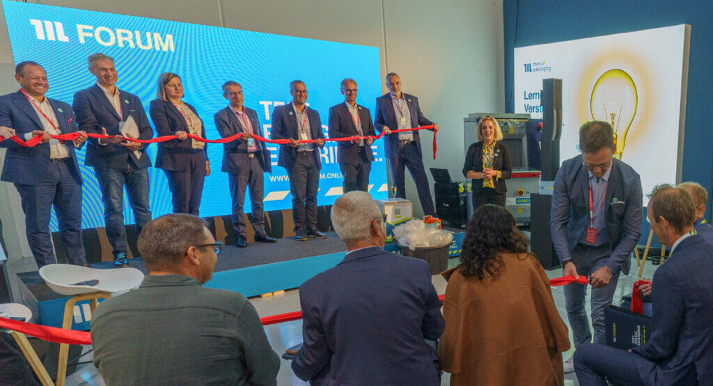 Das M-Forum-Organisationsteam mit Schkopaus Bürgermeister Thorsten Ringling (3. v. r.) bei der offiziellen Einweihung.