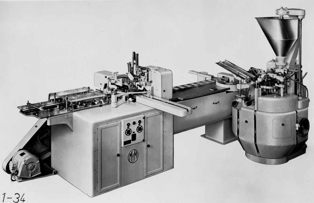Ein PS und 60 fertige Tuben pro Minute: die TF 21 und der Kartonierer K 4 (in den 1960er-Jahren).