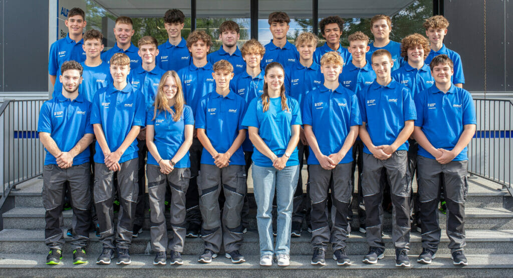 ALPLA_Lehrlinge-2023.jpg: 22 Lehrlinge starteten am 1. September 2023 ihre Ausbildung bei ALPLA in Hard und Fußach. Mit im Bild: Ein im Jahresverlauf übernommener Lehrling im vierten Lehrjahr.