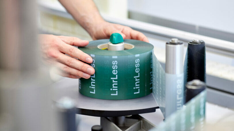 Mit der Linerless-Lösung von Avery Dennison können der Abfall- und Wasserverbrauch bei der Verpackungsherstellung reduziert werden.