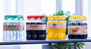 Die neue Banderole aus Kraftpapier von Mondi sichert Flaschen von Coca-Cola