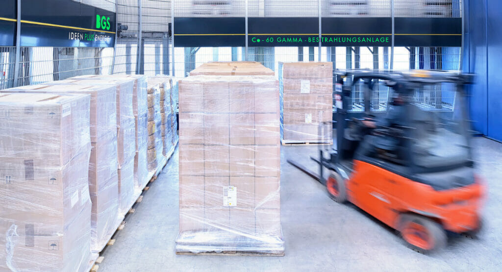 Die Entkeimung und Sterilisation mittels Elektronen- oder Gammastrahlen ist oftmals für zeitlich anspruchsvolle Lieferketten eine gute Wahl.