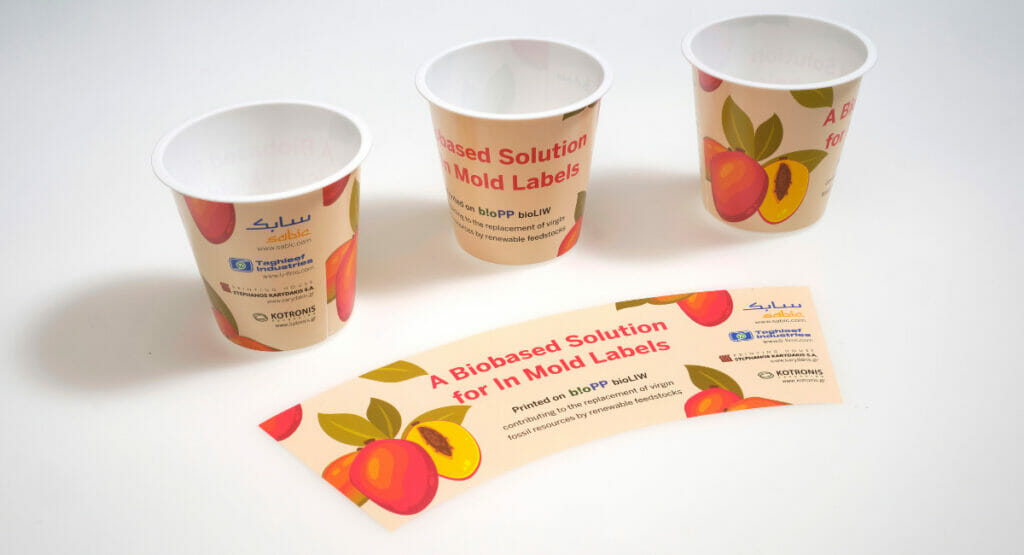 Bei der In-Mold-Labelling-Lösung von Sabic kommen erneuerbare Polymere zum Einsatz