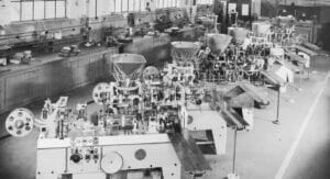 Maschinen in Reih und Glied (Blick in die Werkstatt in den 1960er-Jahren).