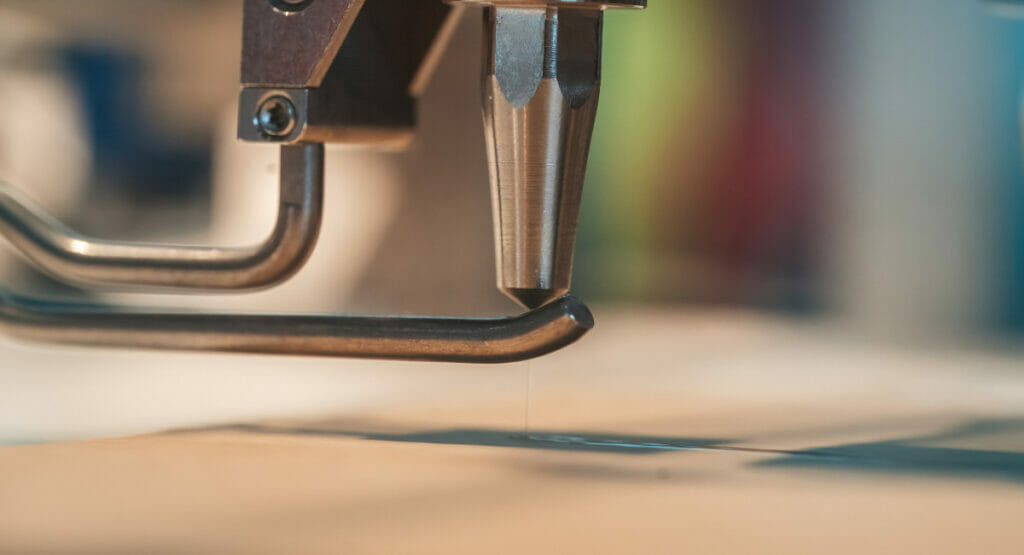 Mit PerfectFold von Robatech lassen sich Probleme beim Falzen von Wellkarton eliminieren.