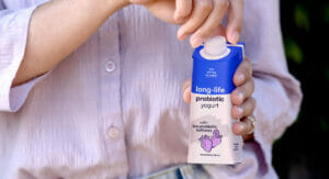 In der aseptischen Kartonpackung von SIG bleibt probiotischer Joghurt länger haltbar.