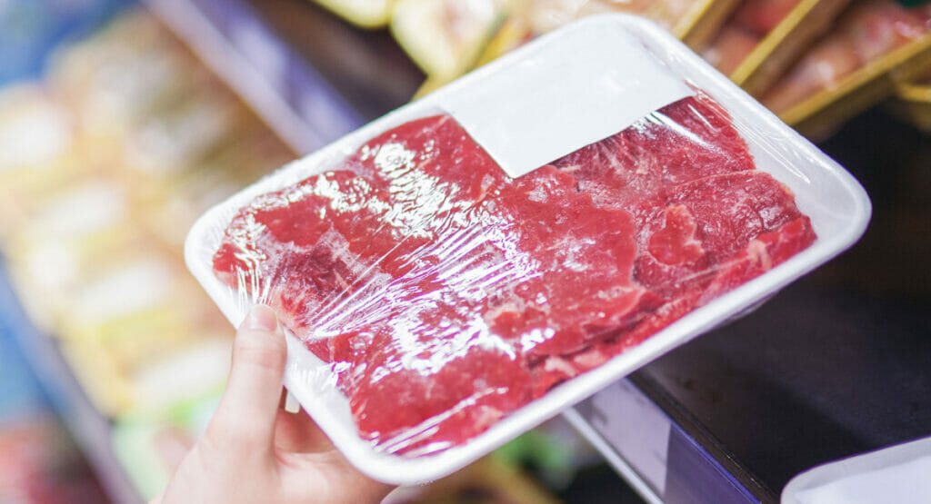 Lebensmittel in dünnen Klarsicht-Folienverpackungen sind mit der neuen Barrierelösung von Tosaf für UV-Strahlen geschützt.