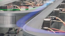 Die elektronische Hochgeschwindigkeitsweiche in AcoposTrak bietet die Möglichkeit, Produkte individuell mit einem völlig flexiblen Layout für eine individuelle Fertigung in Losgröße 1 herzustellen. (Bilder: B&R Industrial Automation)
