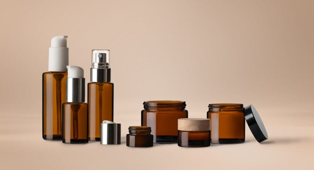 Die neue Linie von Stoelzle verarbeitet Braun- und Weißglas und Tiegel in unterschiedlichen Größen.