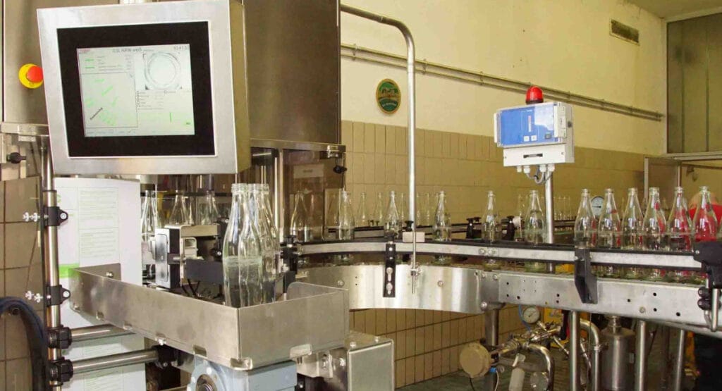 Alle Leistungsdaten und auch Fehler werden visualisiert. Diese führen zu einer zuverlässigen Aussortierung der Flaschen auf ein Ausleitband.