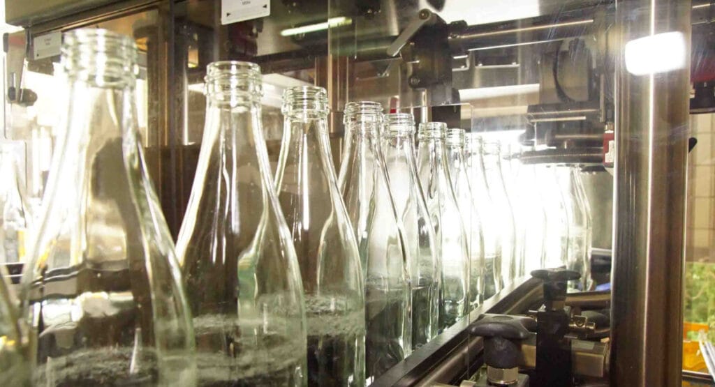 Bis zu 8.000 Flaschen in der Stunde können im Detail kontrolliert werden.