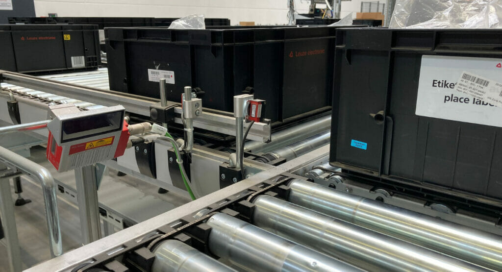 Leuze also uses its own technology. In the distribution centre in Unterlenningen, switching and measuring sensors do their job on the conveyor belt.