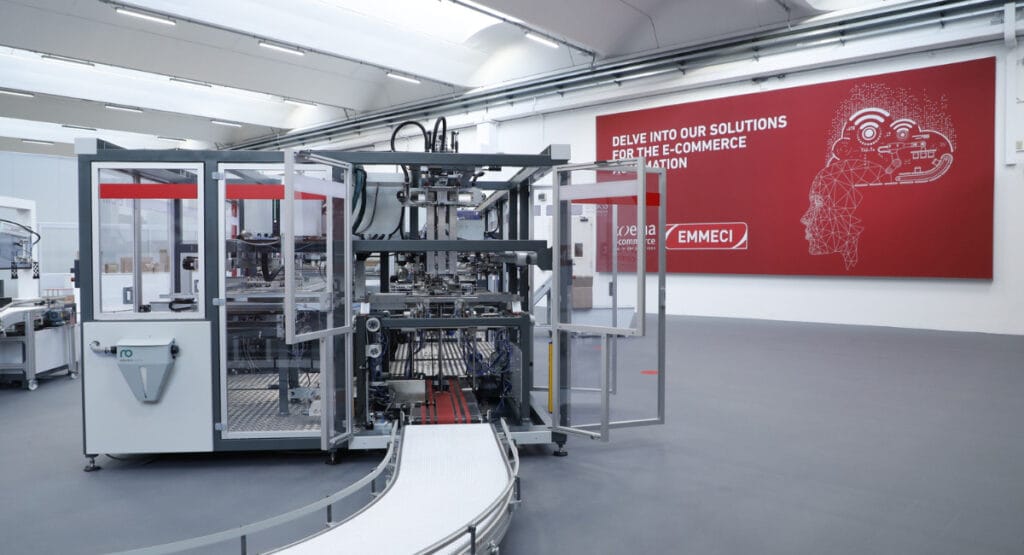 Für den Bereich E-Commerce haben Emmeci und Coesia eine neue Verpackungsmaschine entwickelt.